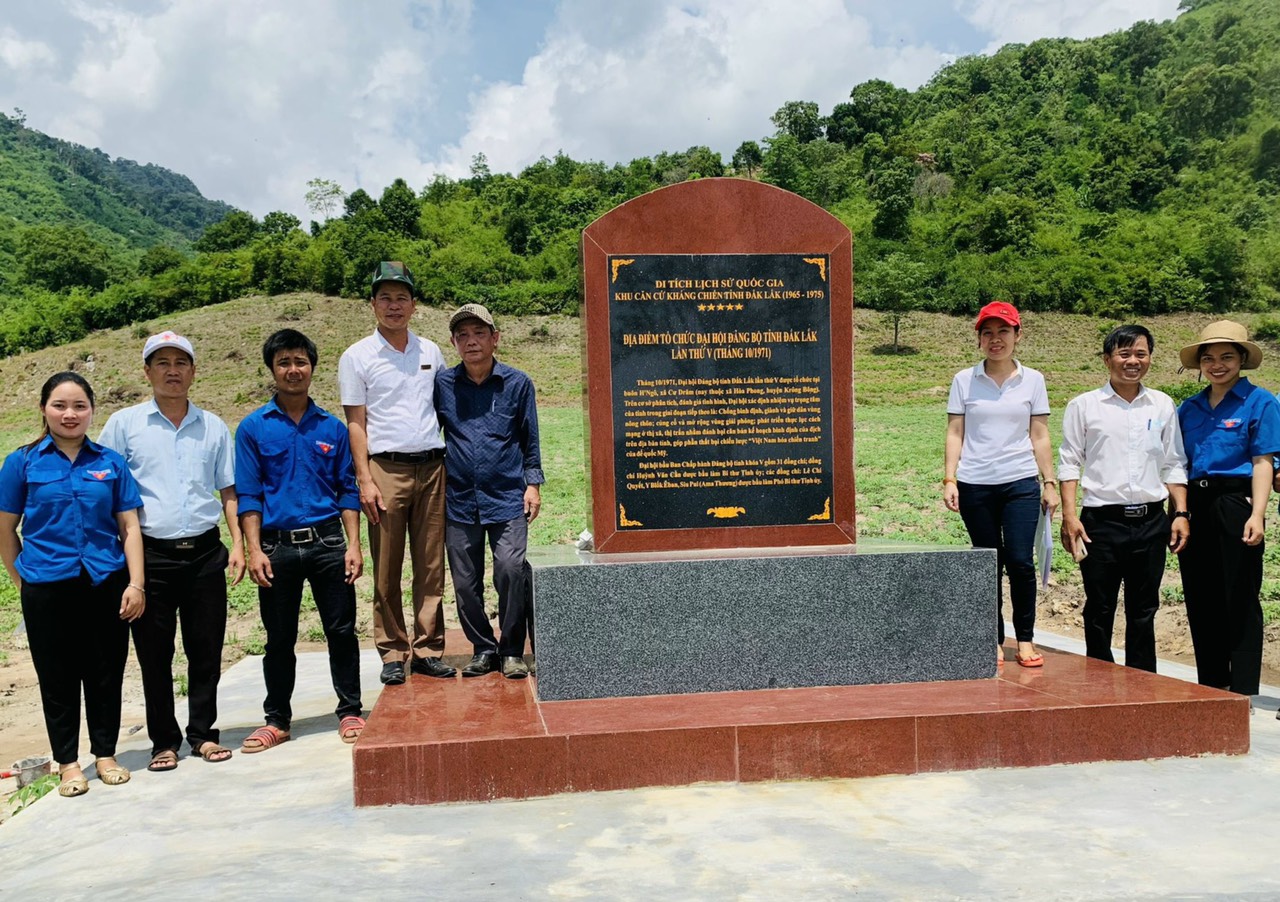 Bàn giao Bia di tích “Địa điểm tổ chức Đại hội Đảng bộ tỉnh Đắk Lắk lần thứ V (tháng 10/1971)” tại buôn H’Ngô, xã Hòa Phong, huyện Krông Bông